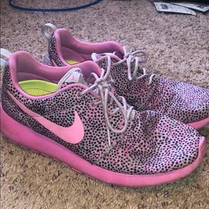 Roshe runs. Nike sneakers Make an offer!!